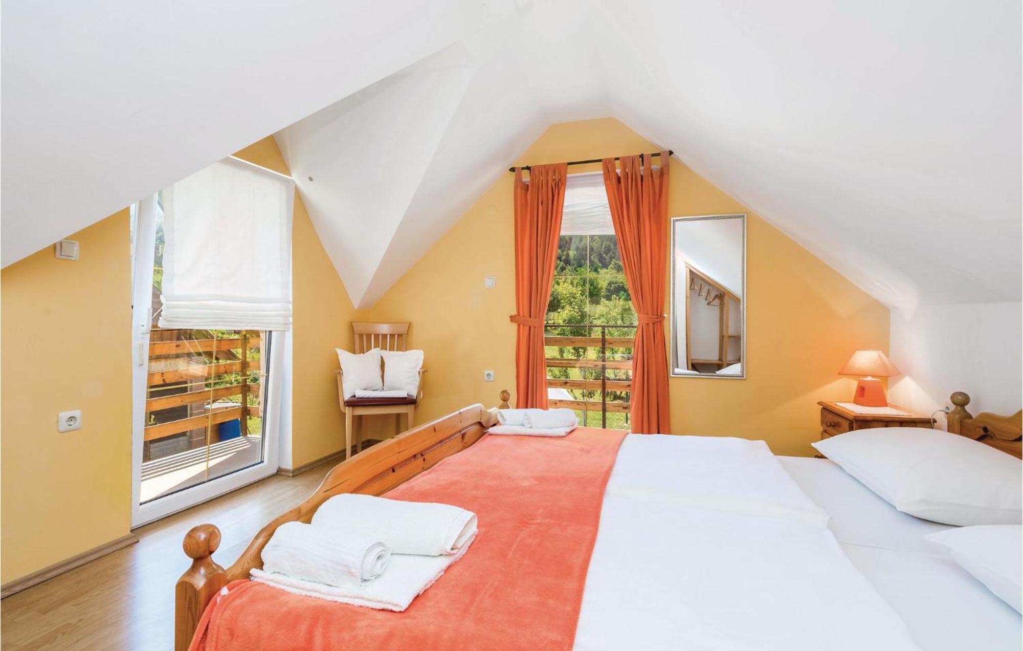 2 Bedroom Cozy Home In Licko Lesce Exterior photo